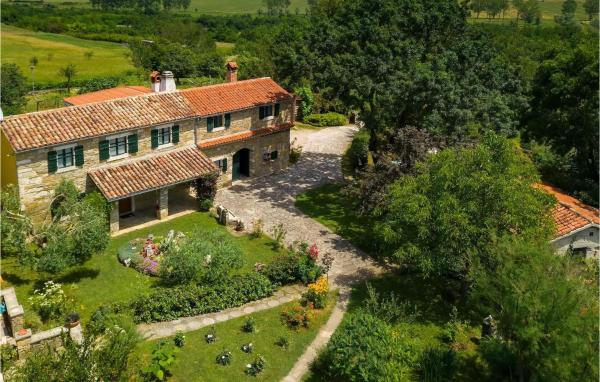 Villa Mikales, Rezervovat  Hotely v Central Istria s parkováním, Parkování