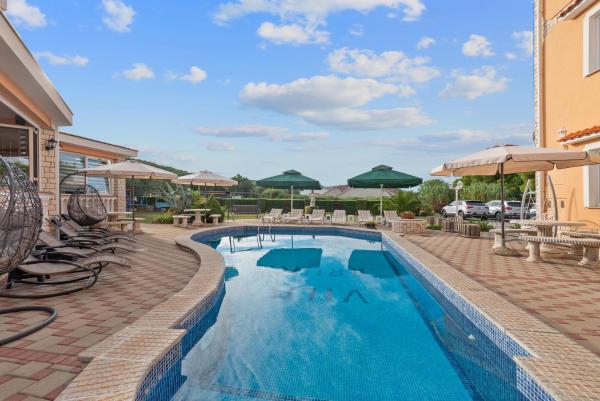 Family-friendly apartments with swimming pool Kraj, Pasman - 334, Rezervovat Apartmán Hotely v Kraj s bazénem, Bazén