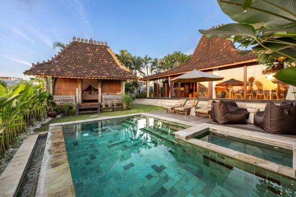Charming 2BR Wooden Villa with Lush Garden Oasis by Santi Management, Rezervovat  Bali hotely s bazénem, Bazén