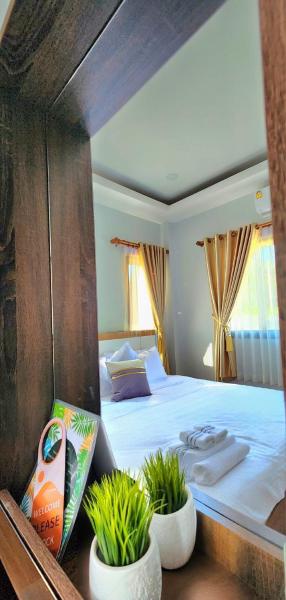 Sisters Real Escapes - Private Bedroom with Shared Bathroom, Rezervovat  Hotely v Tak s bazénem, Bazén