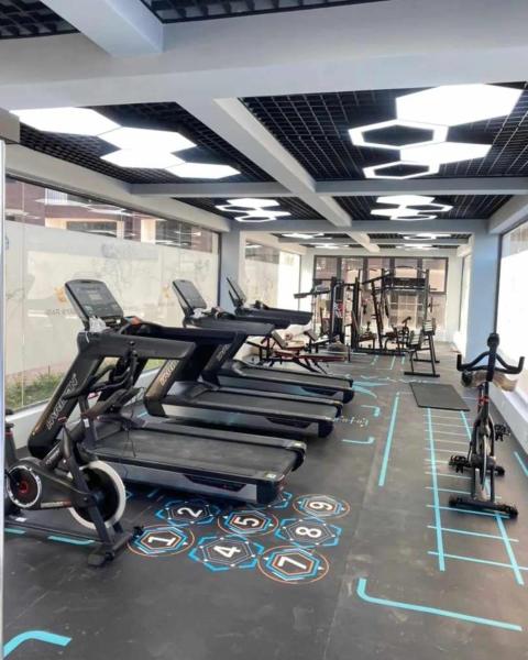 luxury living one bedroom apartment with fully equipped gym heated swimming pool children playing ground and a relaxing rooftop with amazing city views, Rezervovat  Nairobi hotely s bazénem, Bazén