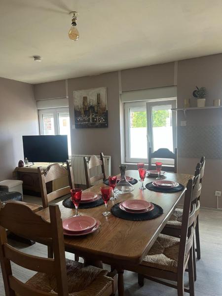 Appartement calme, frais à louer, nouvellement repeint, emplacement stratégique, proche de toutes commodités, de lautoroute, valenciennes, lille, Belgique, wifi, Netflix, parking Gratuits, Rezervovat  Raismes Pikardie