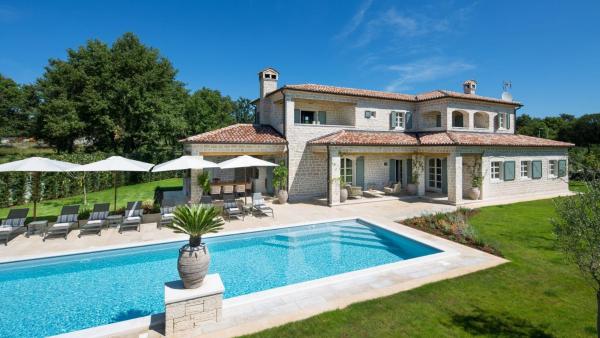 Beautiful Villa Nevia with pool in Kanfanar, Rezervovat  Hotely v Central Istria s parkováním, Parkování