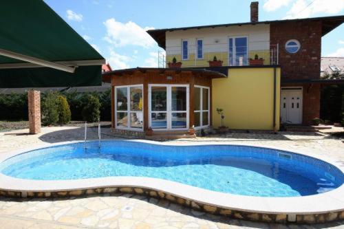 Gasthaus Joó-Wellness Pension, Rezervovat Penzión Hotely v Vas s bazénem, Bazén