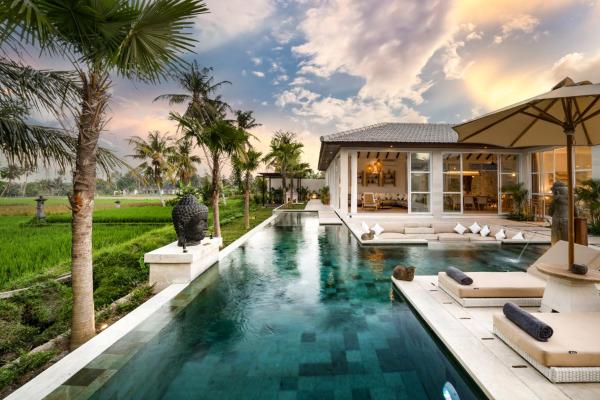 Villa Caroline by BaliSuperHost, Rezervovat  Bali hotely s bazénem, Bazén