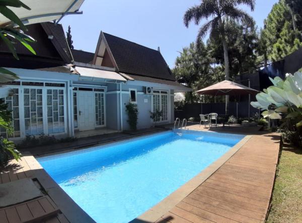 Villa kota bunga di puncak bogor ada kolam pribadi, Rezervovat  Cikundul hotely s bazénem, Bazén