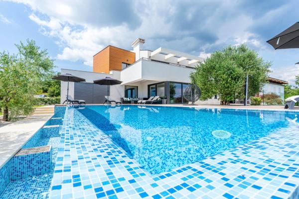 Villa Pedena in Sveta Katarina - Haus für 8-10 Personen, Rezervovat  Benažići hotely s bazénem, Bazén