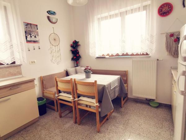 Apartma Pristavica, Rezervovat  Hotely v Osrednjeslovenska s parkováním, Parkování