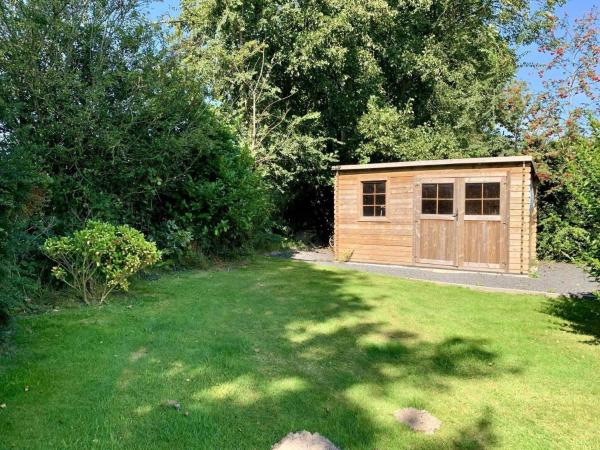 3 bedrooms, 5 beds, beautiful garden, Rezervovat  Hotely v Rotterdam s bazénem, Bazén