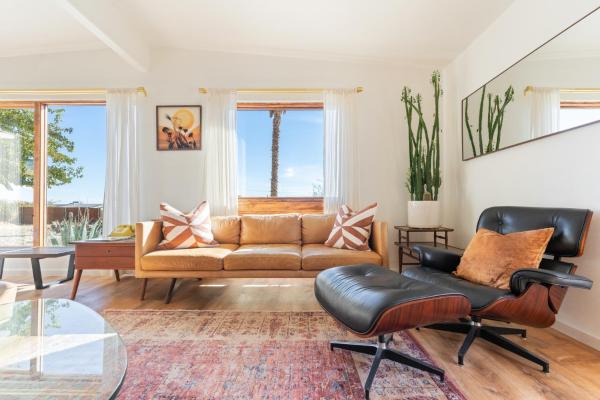 Mojave Lofi - Bright and Airy home 25 min from Joshua Tree National Park - Hot Tub, Cal-King Beds, Game Room, Rezervovat  Yucca Valley Joshua Tree National Park