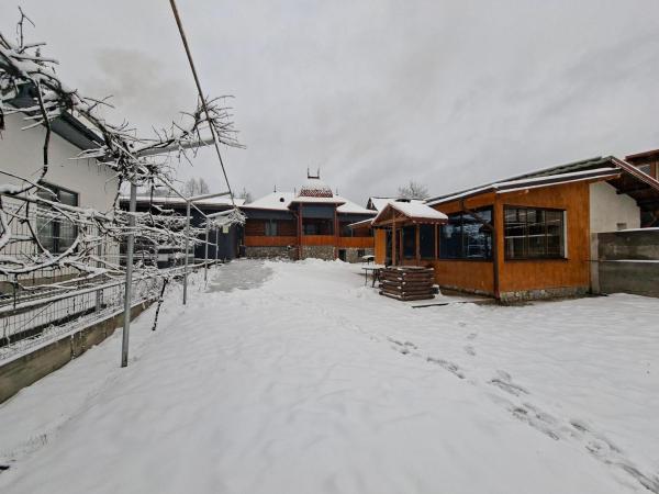 CĂSUȚA BUNICII CU PRISPĂ, Rezervovat   