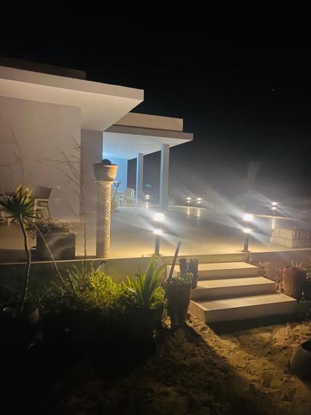 Beach house wing in kerkennah island. Fully equipped place for 4 guests and peaceful relaxing stay. Calm sea and beautiful sun rise that can be enjoyed straight on the beach or from the house terrace., Rezervovat  Ouled Yaneg Sfax