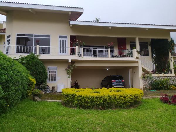 Villa Fiedo with Mountain View, Rezervovat  Selecta East Java