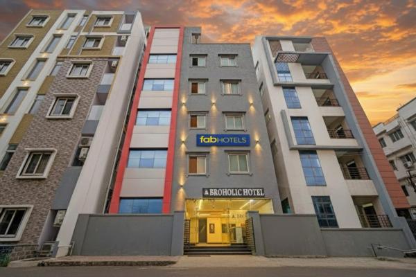 FabHotel AIG Broholic - 250m from AIG Hospital, Rezervovat  Hotely v Telangana s parkováním, Parkování