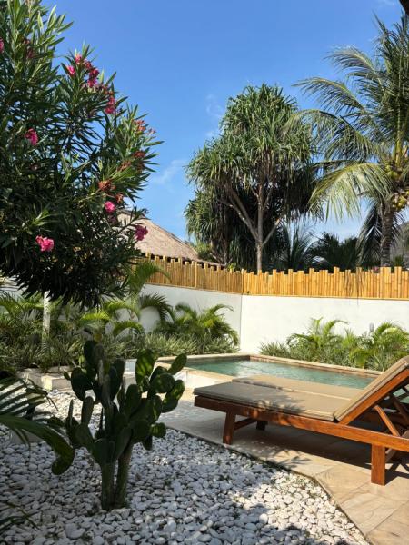 Pink Door Villa Gili Air, private pool & kitchen, Rezervovat  Gili Air 