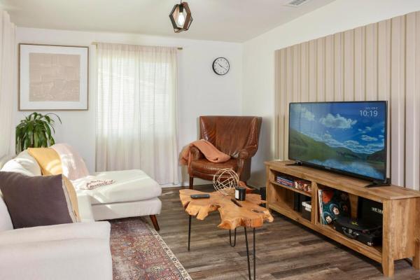 Central Modern All-In-One Home, Rezervovat  Lakewood Kalifornie