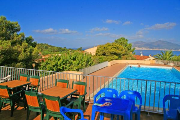 Appartement charmant avec piscine à Porticcio - 32 m², Rezervovat Apartmán Korsika hotely s bazénem, Bazén