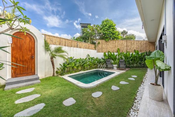 Pool Garden Private 2BR Villa - 10 min to Finns Beach Club, Rezervovat  Hotely v Badung s bazénem, Bazén