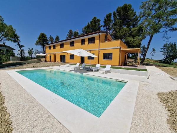 Casale Medi - Nuove ed eleganti case con giardino, vista e piscina condivisa, Rezervovat  Marche hotely s bazénem, Bazén