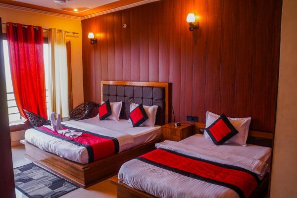 THE Grahil Hotel & Restaurant !Awarded Hotel ! BALCONY ROOMS With BEST Valley View Roof top Cafe ! Near JW Marriott Mussoorie, Rezervovat  Mussoorie Uttarakhand