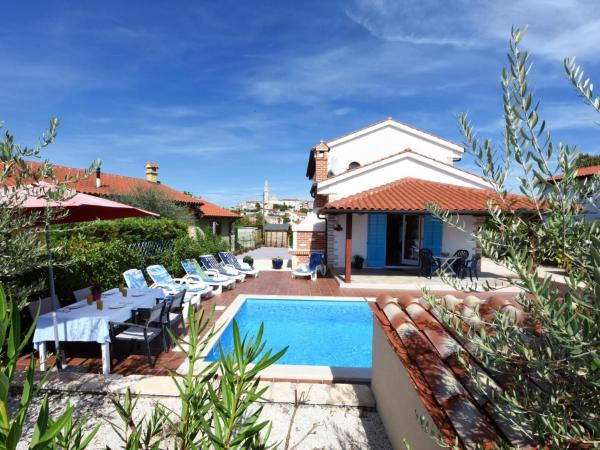Villa in Vi njan with Private Pool and Garden, Rezervovat  Hotely v Central Istria s parkováním, Parkování