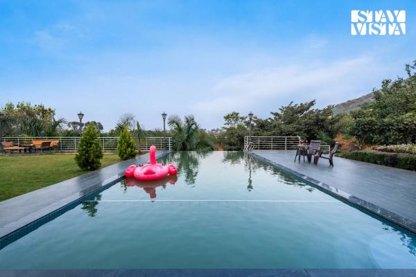 StayVista at Banyan Nirvana Villa with Pool, Bonfire & Lawn, Rezervovat  Nášik 