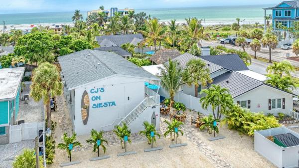 CJs - Pet Friendly, Located in Siesta Key Village, Steps to Siesta Key Beach, Rezervovat  Bailey Hall Florida