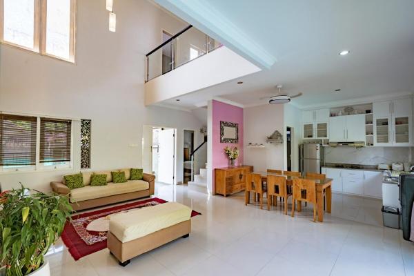 Casa Raya 4BR Villa in Kuta, Rezervovat  Badung hotely s bazénem, Bazén
