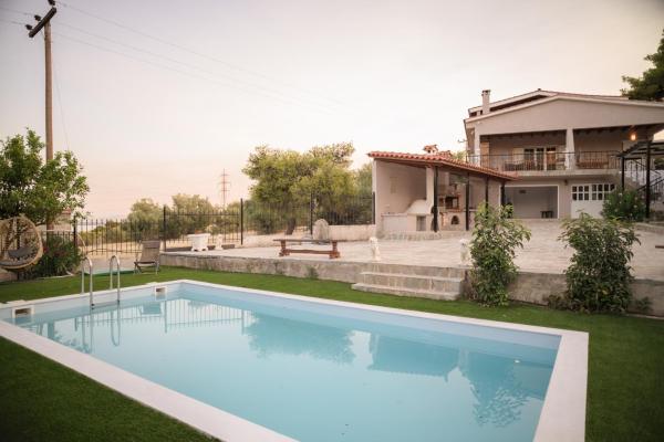 Anax Villa, Rezervovat  Corinthia Regional Unit hotely s bazénem, Bazén