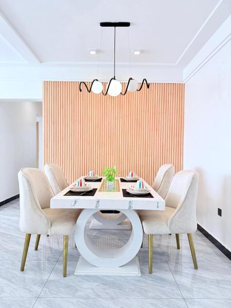 luxurious fully furnished three bedroom apartment with swimming pool fully equipped gym ample parking space children playing ground and unbeatable city views, Rezervovat  Nairobi Hotely...