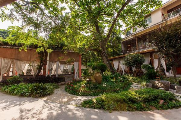 Dujiangyan Whispering Wind Hot Spring Resort Homestay, Rezervovat  Dujiangyan 