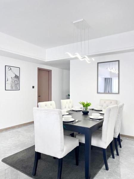 spacious furnished three bedroom apartment with swimming pool fully equipped gym children playground ample parking space and unbeatable scenic city views, Rezervovat  Nairobi Hotely...