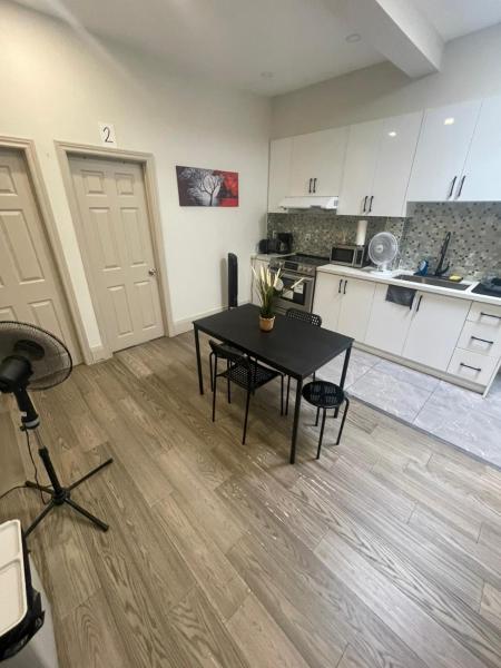 King-Queen Walk-in Residence - Walk to CN TOWER,SUBWAY,CONCERTS,PUBS,PARKING, Rezervovat  Toronto 