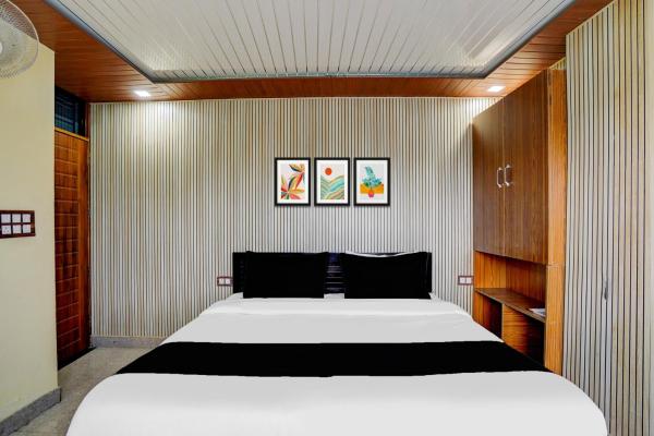 SPOT ON Hotel Doon Lotus | Iconic Rooftop Cafe | Party Hall, Rezervovat  Clement Town Uttarakhand