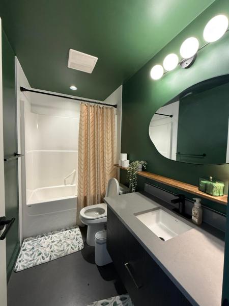 Stylish Condo, Riverview, Downtown East Village, Mins to Stampede, Saddledome, Rezervovat  Calgary Calgary Region