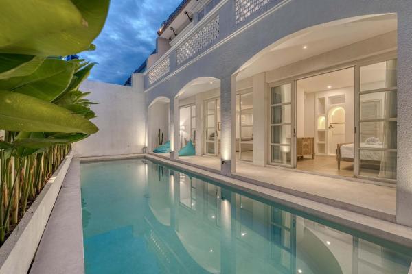 Villa Isabella 4BR Brand New in Berawa, Canggu, Rezervovat  Badung hotely s bazénem, Bazén