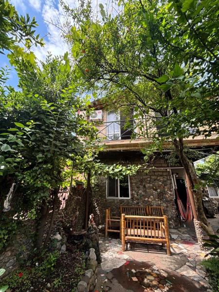 Cozy Second Floor with Yard , კომფორტული მეორე სართული ეზოთი, Rezervovat  Ajara hotely s parkováním, Parkování