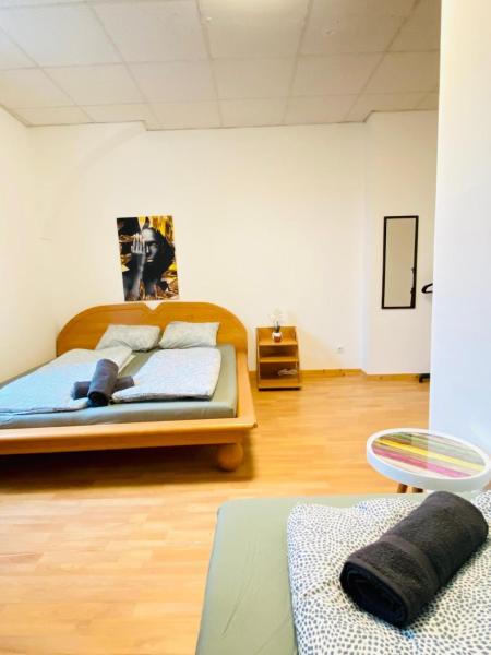 Simple Private Rooms in 3-Bedroom Apartment Near Train Station, Rezervovat Apartmán Vídeň Rakousko, poblíž Liesing Railway Station