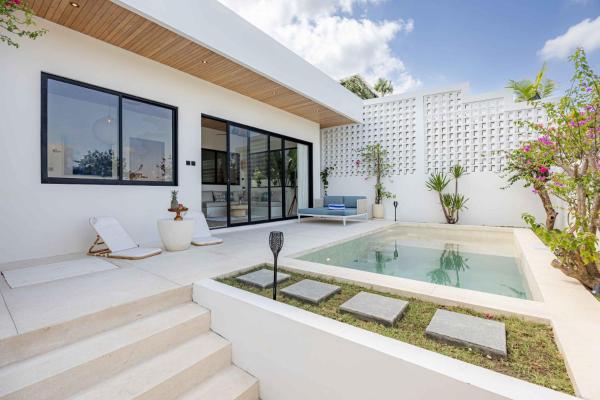 NEW Ocean-Blue Enclosed AC 1BR Villa Next To Berawa With Calming Vibes, Rezervovat  Bali hotely s bazénem, Bazén