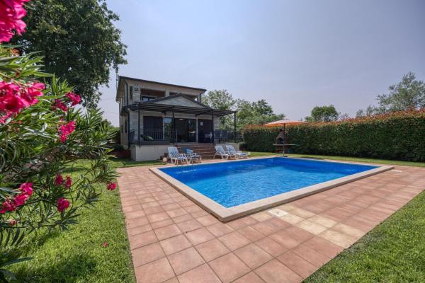 Villa Kristina with Pool - Happy Rentals, Rezervovat  Hotely v Poreč Riviera s bazénem, Bazén