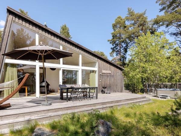 Holiday Home Lagunen Villa 2 by Interhome, Rezervovat  Hotely v Gävleborg s bazénem, Bazén