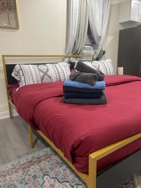 New 4 Apts-198-3 Bed Apt 1st Floor & 3 Bed Apt 2nd Floor - 1 Bed Studio Apt Ground Floor & 1 Bed Studio Apt Ground Floor near Penn Station EWR Newark NJ Airport Hospital Manhattan NYC, Rezervovat  Newark 