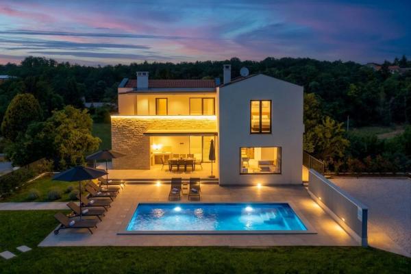Modern 300m2 Villa - King Beds & Leisure Zone, Rezervovat  Hotely v Central Istria s parkováním, Parkování