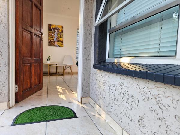 The M GuestHouse, Rezervovat  Kempton Park Gauteng
