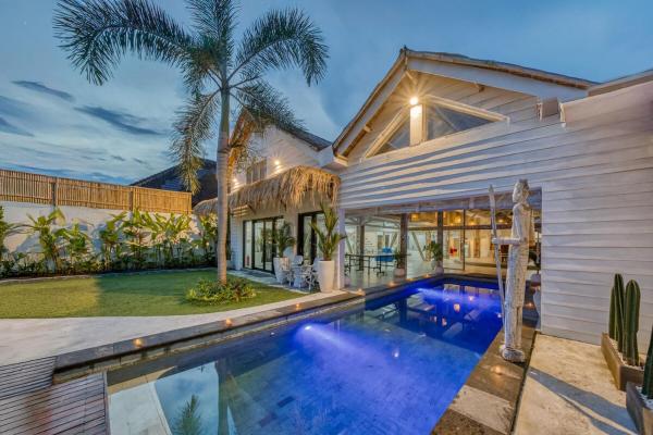 Serene 4BD Tropical Villa 5 Mins to Cemagi Beach, Rezervovat  Cemagi hotely s bazénem, Bazén