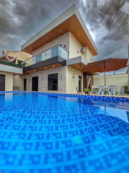 C Urban Villas - Modern Luxury Home in Pampanga, Rezervovat  Dau hotely s bazénem, Bazén
