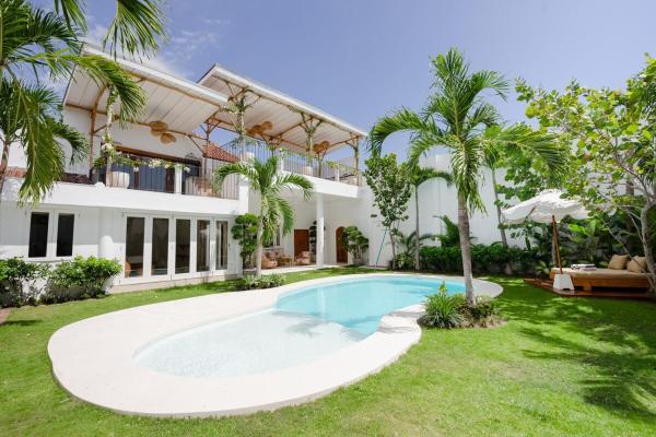 Luxurious & Bespoke Upscale 3BR Villa in Canggu, Rezervovat  Badung hotely s bazénem, Bazén