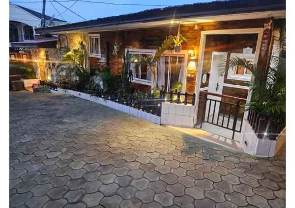 Retreat Cameroon BASTOS, Rezervovat  Mfoundi hotely s bazénem, Bazén