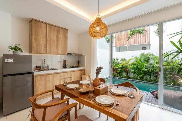 Sunrise Bliss Canggu 2BR Private Pool Villa By Bali Bliss Properties, Rezervovat  Hotely v Dalung s bazénem, Bazén