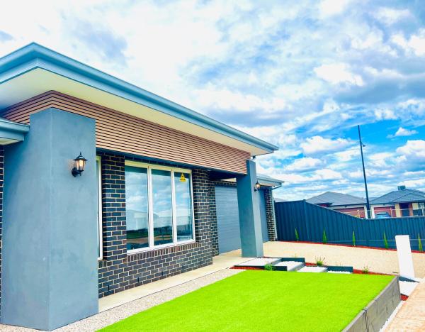 Modern 4 Bed 4 Bath Family friendly Villa, Rezervovat  Melton South Victoria